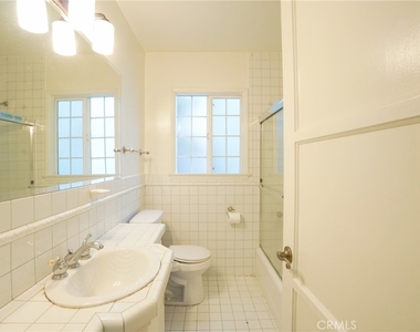 6435 Balcom Avenue - Photo Thumbnail 22