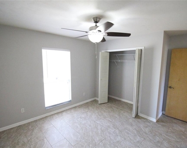 4914 Nw 28th Place - Photo Thumbnail 22