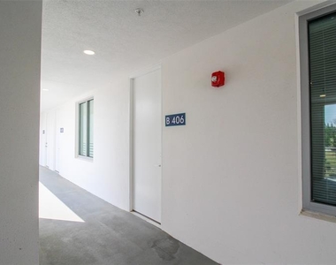 1703 N Tamiami Trail - Photo Thumbnail 15