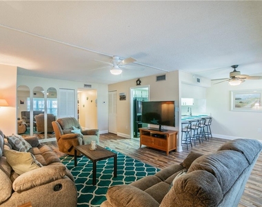 661 Poinsettia Avenue - Photo Thumbnail 4