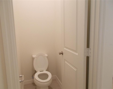 565 Overpool Avenue - Photo Thumbnail 2