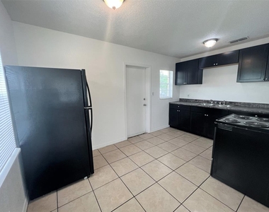 3715 E Mcberry Street - Photo Thumbnail 4