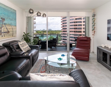 5161 Collins Ave - Photo Thumbnail 3