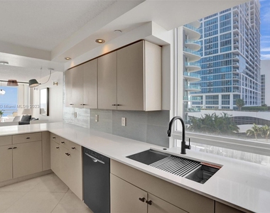 6917 Collins Ave - Photo Thumbnail 10