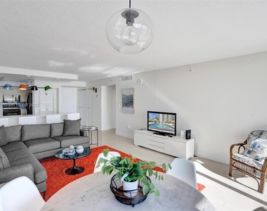 6917 Collins Ave - Photo Thumbnail 5