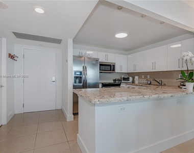 2301 Collins Ave - Photo Thumbnail 17