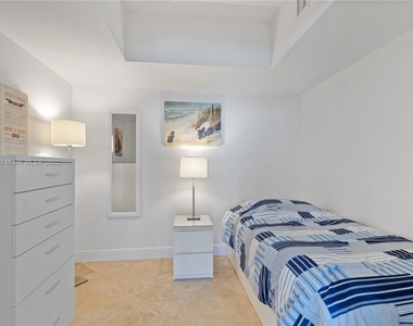 16699 Collins Ave - Photo Thumbnail 5