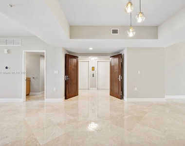 16275 Collins Ave - Photo Thumbnail 1