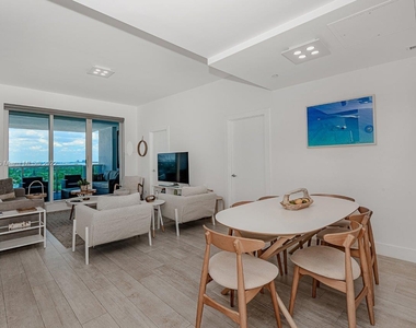 2301 Collins Ave - Photo Thumbnail 4