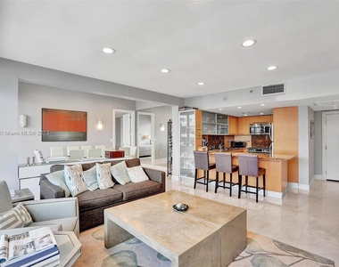 5225 Collins Ave - Photo Thumbnail 8