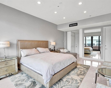 5225 Collins Ave - Photo Thumbnail 15