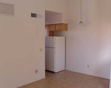 1810 E Blacklidge Drive - Photo Thumbnail 4