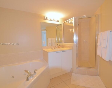 16699 Collins Ave - Photo Thumbnail 15