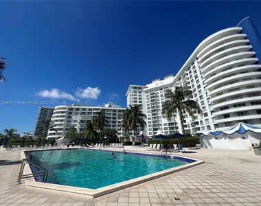 5161 Collins Ave - Photo Thumbnail 18