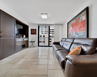 2625 Collins Ave - Photo Thumbnail 2