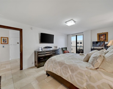 2625 Collins Ave - Photo Thumbnail 14