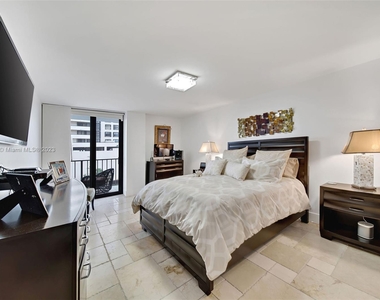 2625 Collins Ave - Photo Thumbnail 13