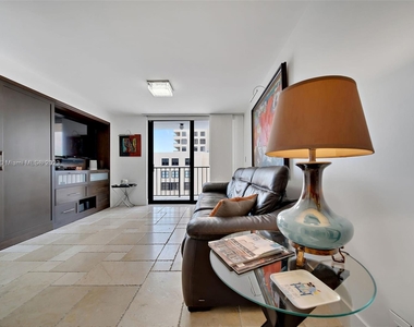 2625 Collins Ave - Photo Thumbnail 1