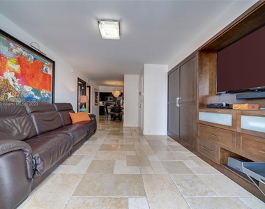 2625 Collins Ave - Photo Thumbnail 3