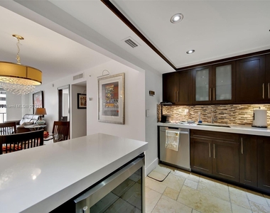 2625 Collins Ave - Photo Thumbnail 11