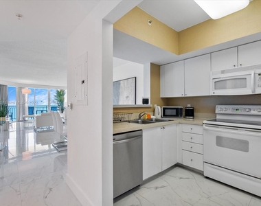 17375 Collins Ave - Photo Thumbnail 8