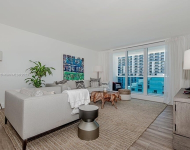 2301 Collins Ave - Photo Thumbnail 2