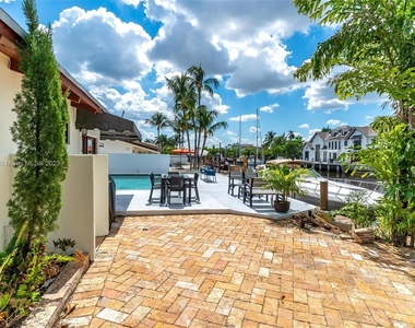 325 Isle Of Capri Dr - Photo Thumbnail 8