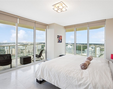 16699 Collins Ave - Photo Thumbnail 9