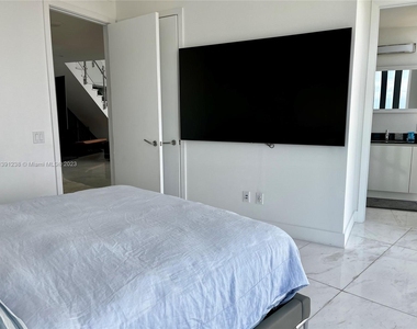 18555 Collins Ave - Photo Thumbnail 12