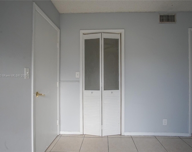 8740 N Sherman Cir - Photo Thumbnail 9