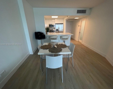 2301 Collins Ave - Photo Thumbnail 10