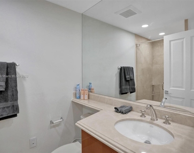 17875 Collins Ave - Photo Thumbnail 30