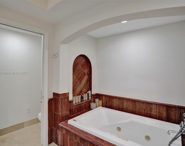 17875 Collins Ave - Photo Thumbnail 27