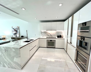 10201 Collins Ave - Photo Thumbnail 10