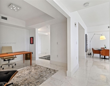 16275 Collins Ave - Photo Thumbnail 2