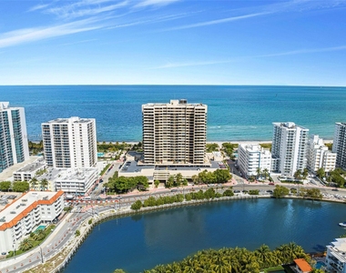 2555 Collins Ave - Photo Thumbnail 9