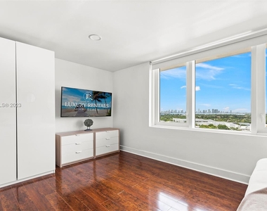 2301 Collins Ave - Photo Thumbnail 6