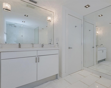 2301 Collins Ave - Photo Thumbnail 16