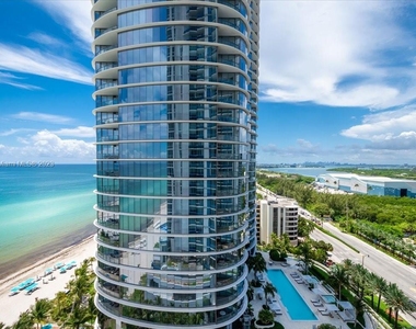 15811 Collins Ave - Photo Thumbnail 2