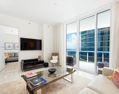 15811 Collins Ave - Photo Thumbnail 8