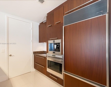 15811 Collins Ave - Photo Thumbnail 11