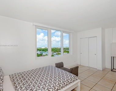 2301 Collins Ave - Photo Thumbnail 5