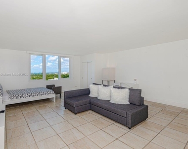 2301 Collins Ave - Photo Thumbnail 3