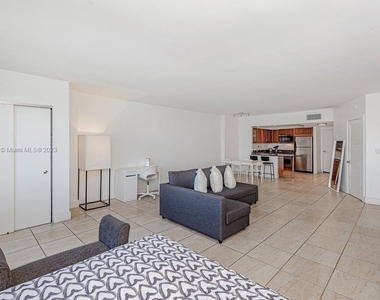 2301 Collins Ave - Photo Thumbnail 8