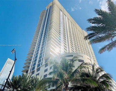 16699 Collins Ave - Photo Thumbnail 1