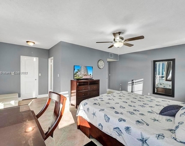 3725 S Ocean Dr - Photo Thumbnail 8