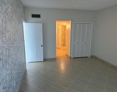 5750 Collins Ave - Photo Thumbnail 5