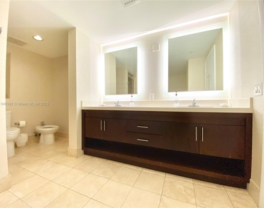 17375 Collins Ave - Photo Thumbnail 22