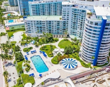 5151 Collins Ave - Photo Thumbnail 2