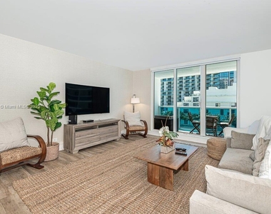 2301 Collins Ave - Photo Thumbnail 4